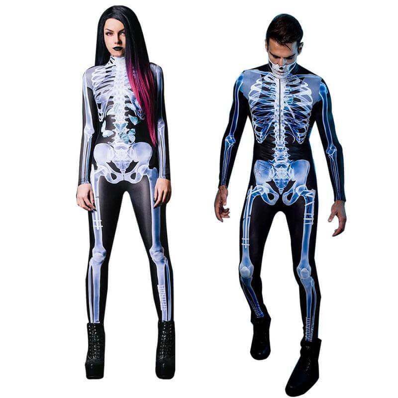 Mann und Frau mit schwarzem Haar zeigen das 3D-Skelett-Outfit mit schwarzen Schuhen.