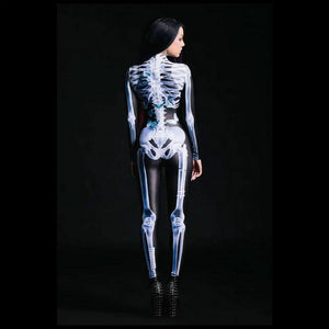 Frau zeigt das 3D-Skelett-Outfit von hinten mit schwarzen, glitzernden Stiefeln.