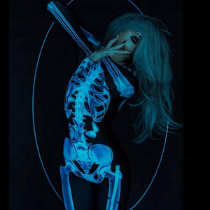 Frau mit langen blonden Haaren präsentiert das 3D-Skeletkostüm.
