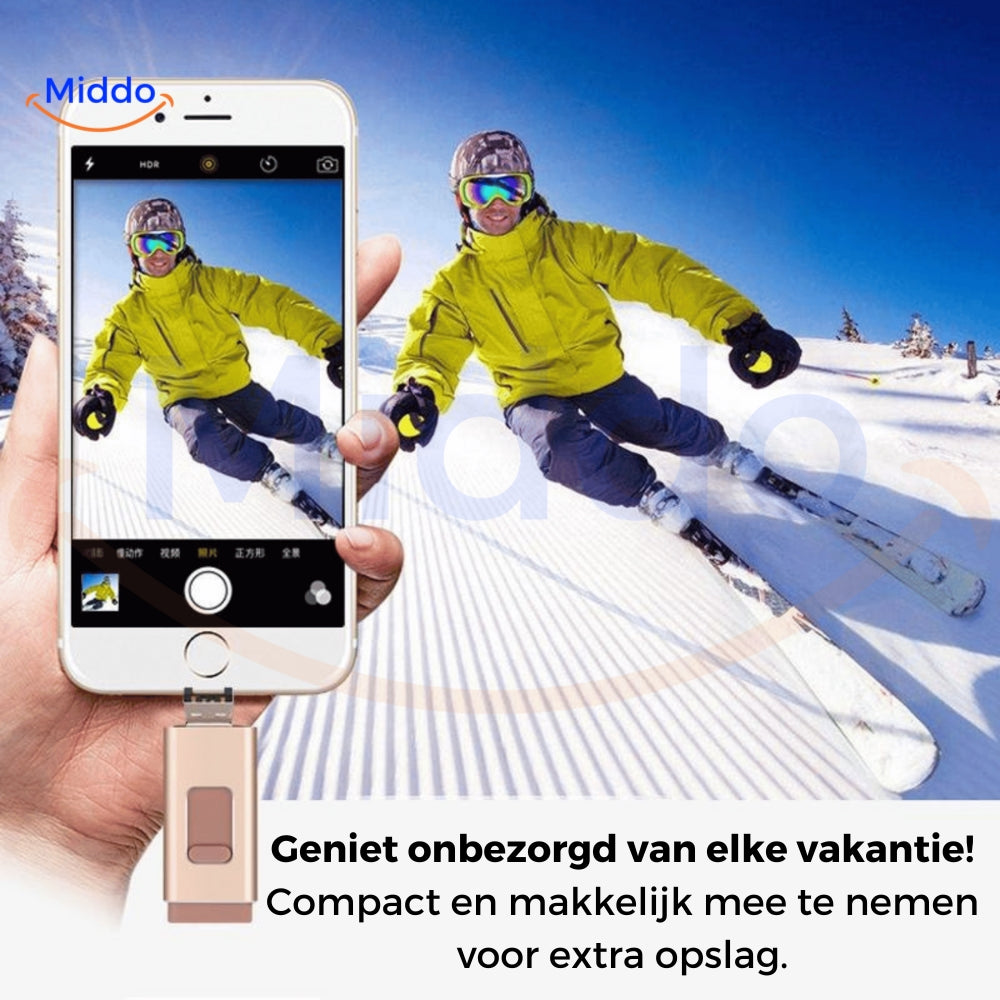 Der Mann fotografiert, während er einen 4-in-1-Flashdrive verwendet.