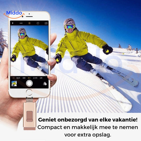 Der Mann fotografiert, während er einen 4-in-1-Flashdrive verwendet