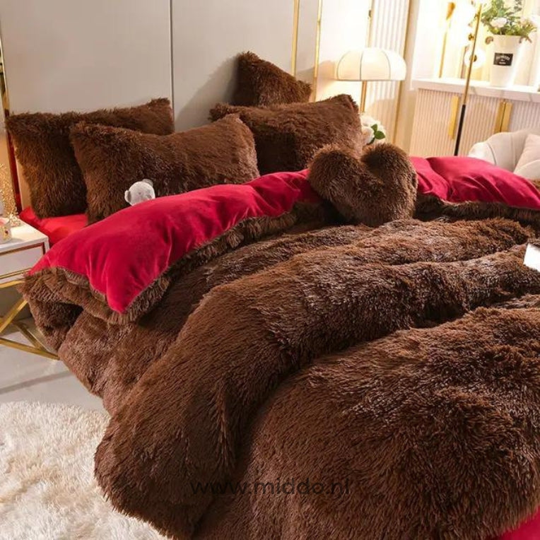 Foto von 5er-Set Bordeaux flauschige Fleece-Bettwäsche mit kostenlosem Herz-Kissen, schön auf einem Bett mit einem kleinen Teddybär drapiert.