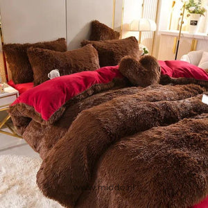 Foto von 5er-Set Bordeaux flauschige Fleece-Bettwäsche mit kostenlosem Herz-Kissen, schön auf einem Bett mit einem kleinen Teddybär drapiert