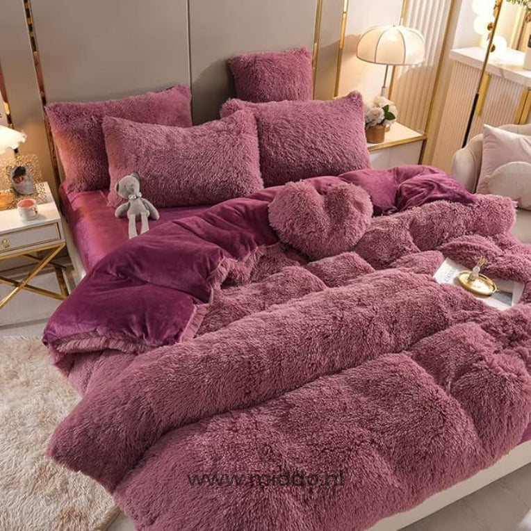 Foto von 5-set dunkelpinkem flauschigem Fleece-Bettwäsche mit kostenlosem Herz-Kissen ordentlich auf einem Bett mit kleinem grauen Kuschelbär.