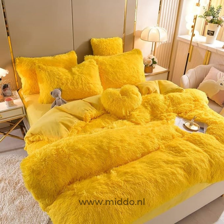 Gelb 5-teilige flauschige Fleece-Bettwäsche mit Herzkissen ordentlich mit einem kleinen Bärenkuscheltier auf dem Bett dekoriert.
