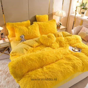 Gelb 5-teilige flauschige Fleece-Bettwäsche mit Herzkissen ordentlich mit einem kleinen Bärenkuscheltier auf dem Bett dekoriert