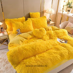 Gelb 5-teilige flauschige Fleece-Bettwäsche mit Herzkissen ordentlich mit einem kleinen Bärenkuscheltier auf dem Bett dekoriert.