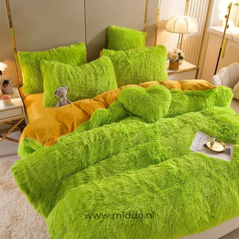 Foto von 5er Set grünes flauschiges Fleece Bettwäsche mit kostenlosem Herzchen Kissen ordentlich auf dem Bett mit kleinem grauen Kuschelbär.