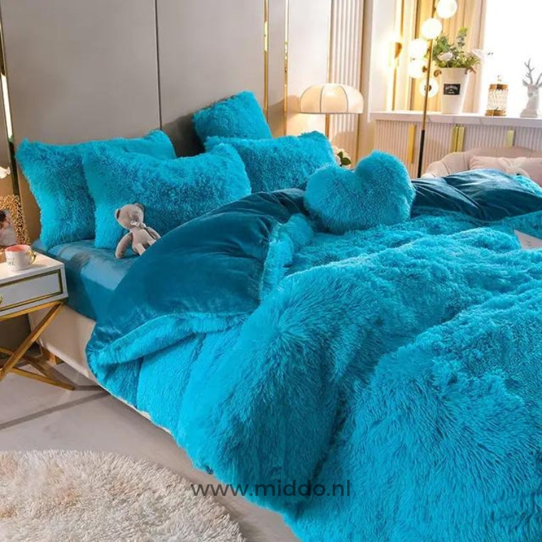 Foto von 5-teiligem hellblauem, flauschigem Fleece-Bettwäsche-Set mit kostenlosem Herz-Kissen, ordentlich auf einem Bett mit einem kleinen grauen Kuscheltier drapiert.