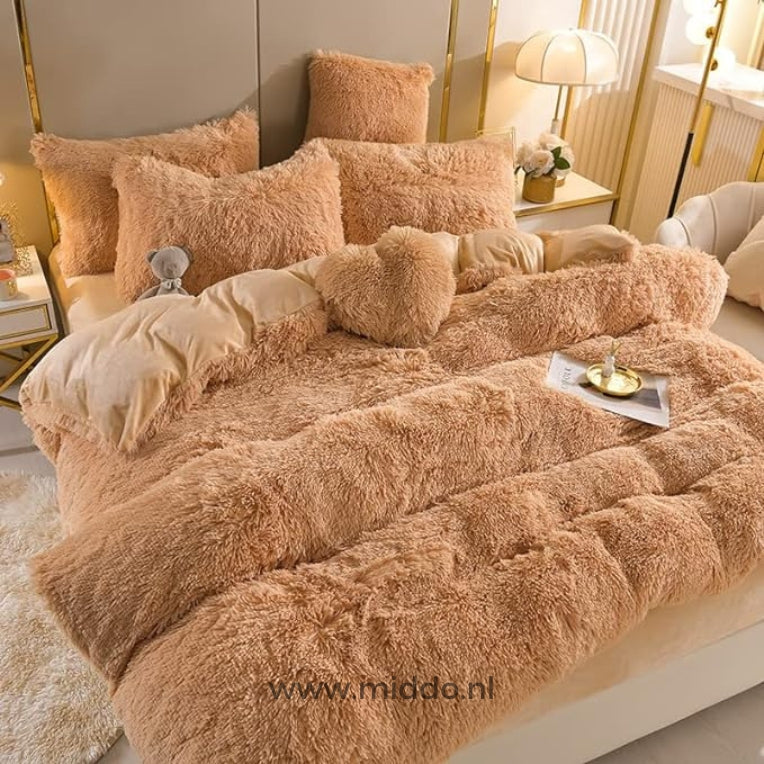 Foto von 5 Sets orange-braunem flauschigem Fleece-Bettzeug mit kostenlosem Herz-Kissen schön auf dem Bett angeordnet, zusammen mit einem kleinen grauen Kuschelbären.