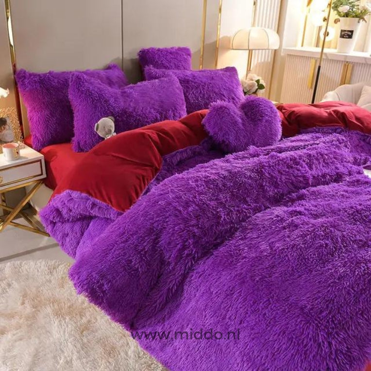 Foto von 5er Set lila flauschiger Fleece Bettwäsche mit kostenlosem Herzkissenset ordentlich auf dem Bett mit kleinem grauen Plüschbär.