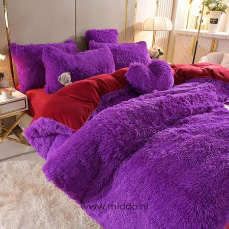 Foto von 5er Set lila flauschiger Fleece Bettwäsche mit kostenlosem Herzkissenset ordentlich auf dem Bett mit kleinem grauen Plüschbär.