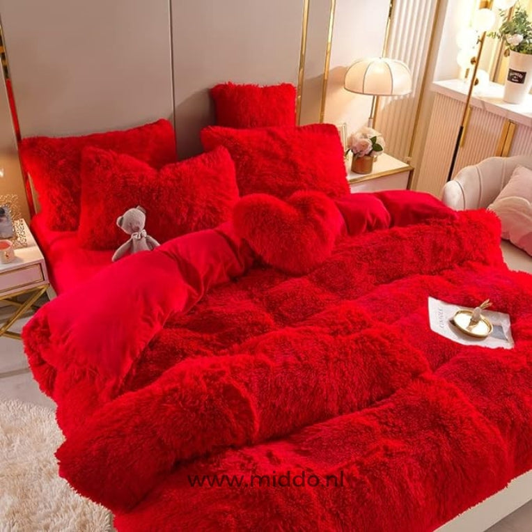 Foto von 5er Set rotem, flauschigem Fleece-Bettzeug mit kostenlosem Herz-Kissen, hübsch auf einem Bett drapiert, zusammen mit einem kleinen grauen Plüschbären.