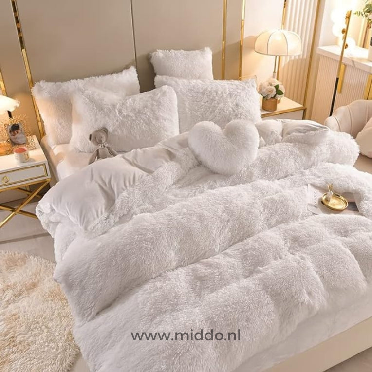 Foto von 5 Set weißem flauschigem Fleece-Bettwäsche mit einem kostenlosen Herz-Kissen, ordentlich auf einem Bett mit einem kleinen grauen Plüschbären dekoriert.