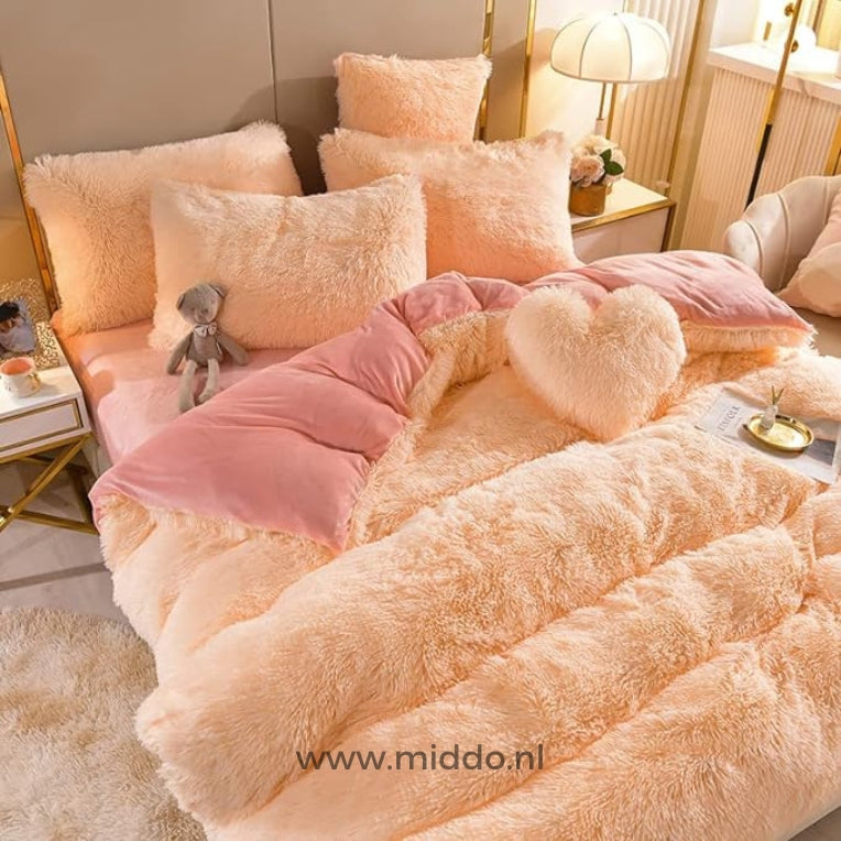 Foto von 5 Sets Lachs-flauschiger Fleece-Bettwäsche mit gratis Herz-Kissen, schön bezogen auf einem Bett mit einem kleinen grauen Teddybär