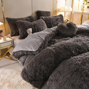 Foto von 5 Set Schwarze flauschige Fleece-Bettwäsche mit kostenlosem Herz-Kissen, schön auf dem Bett mit einem kleinen Kuschelbärchen arrangiert