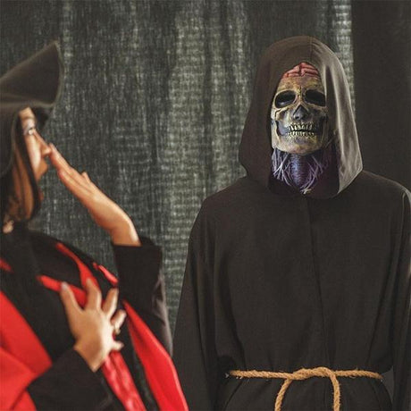 Halloween-Skelettmaske mit sichtbarem Gehirn und Hals, getragen unter einer schwarzen Mönchskapuze mit Seilgürtel