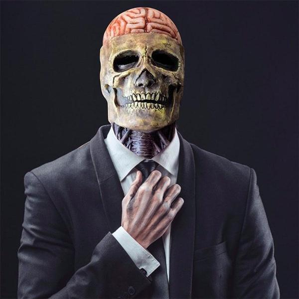 Totenkopfmaske mit sichtbarem Gehirn und Halsdetails, getragen zu schwarzem Anzug mit Krawatte für Halloween