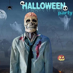 Halloween-Totenkopfmaske mit sichtbarem Gehirn, getragen zu einem blutigen Zombieanzug vor gruseliger Halloween-Kulisse