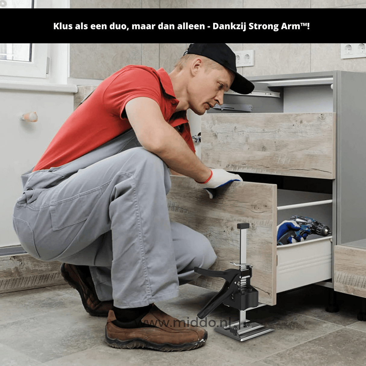 Man verwendet Strong Arm zur Unterstützung beim Zusammenbau des Schranks