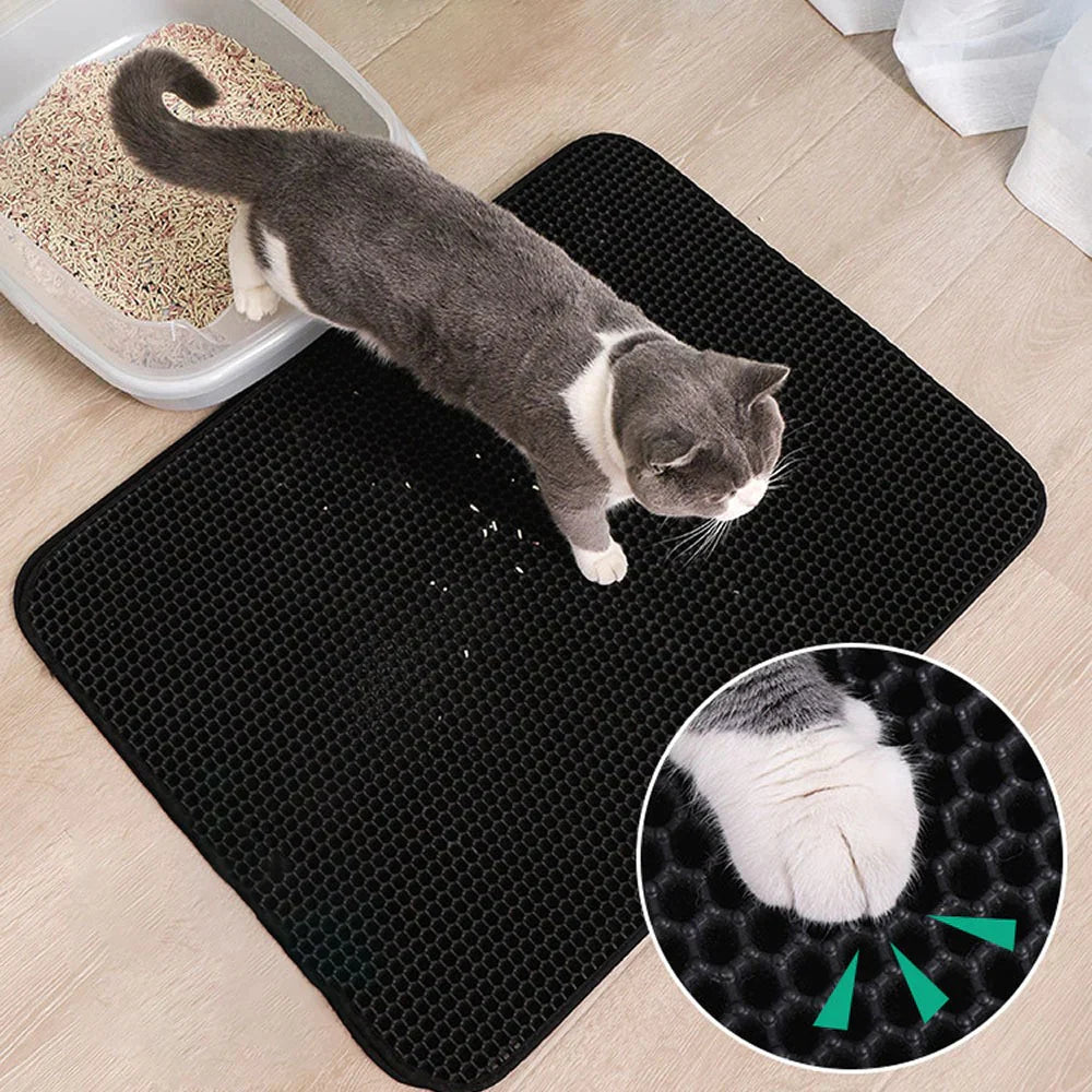 Kat läuft auf einer rutschfesten Katzenstreumatte für Katzenstreu.