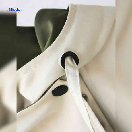 AquaShell Jacke, Detailaufnahme in Creme mit grünen Knöpfen