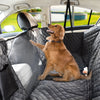 Auto-freundliche Haustier-Schutzdecke im Auto mit braunem Hund auf der Rückbank.