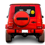 Roter Jeep mit dem AutoPixel Emoji auf der Heckscheibe vor einem karierten schwarz-grauen Hintergrund.
