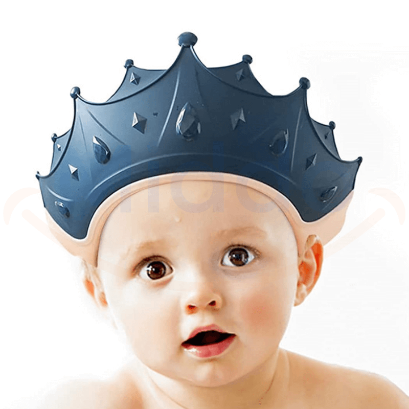 Baby trägt einen dunkelblauen kronenförmigen Badehut.