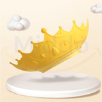 Die gelbe, kronenförmige Badekappe schwebt über einem weißen Sockel.