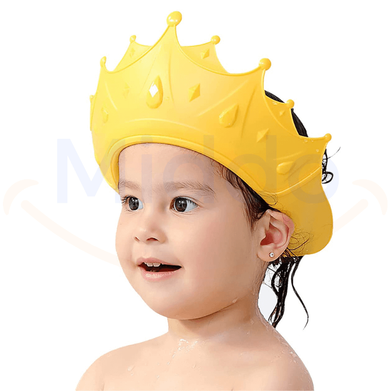 Ein Kind trägt einen gelben, kronenförmigen Bademütze beim Baden.