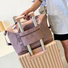 Bild von der Beggo Reisetasche auf einem kleinen Reisekoffer.