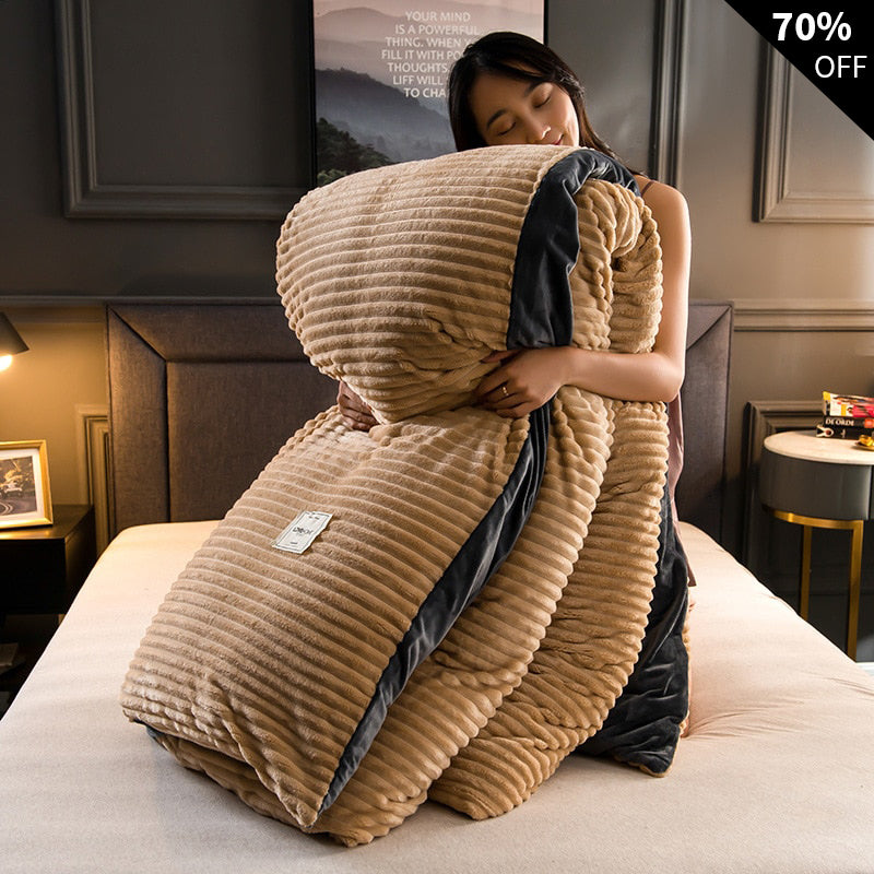 Frau umarmt beige samtweiches Fleece-Decke mit Bezug auf dem Bett.