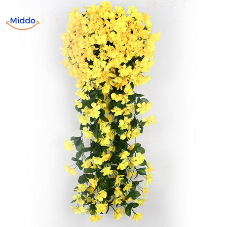 Gelbe charmante Orchideen an der Wand