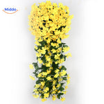 Gelbe charmante Orchideen an der Wand