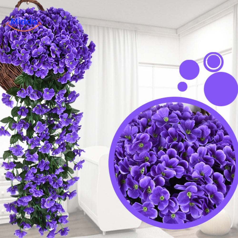 Lila charmante Orchideen, hängend in einem Korb und in einer Kugel.