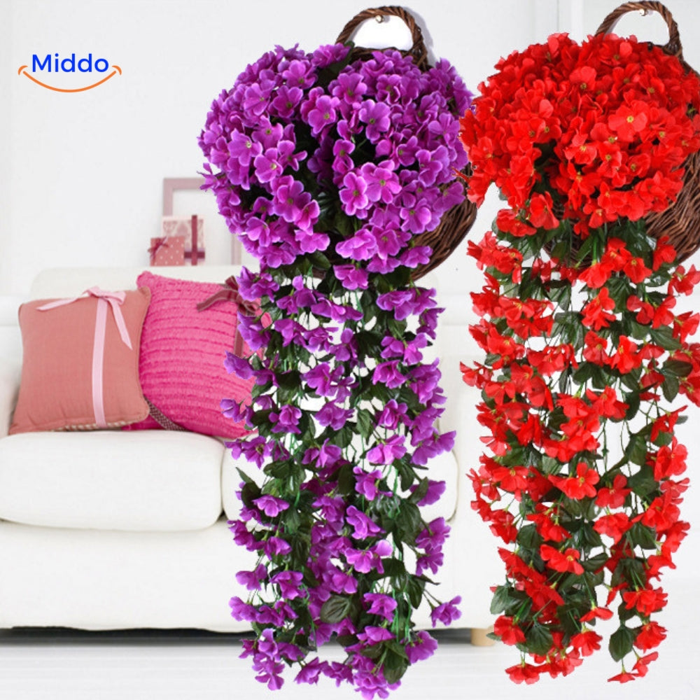 Lila und rote charmante Orchideen in einem Körbchen, das an der Wand hängt, im Wohnzimmer-Ambiente.