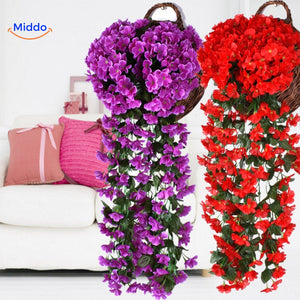 Lila und rote charmante Orchideen in einem Körbchen, das an der Wand hängt, im Wohnzimmer-Ambiente