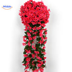 Rote charmante Orchideen an der Wand