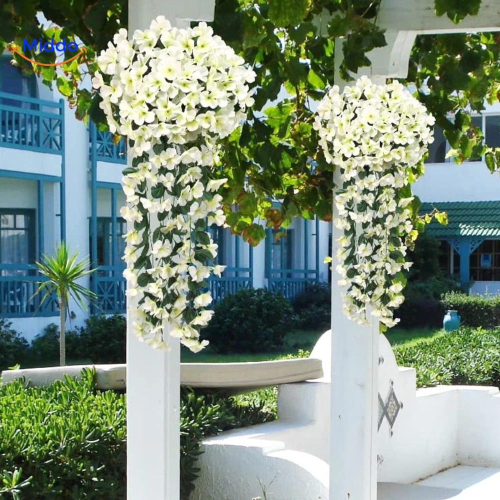 Weiße charmante Orchideen auf Ständer