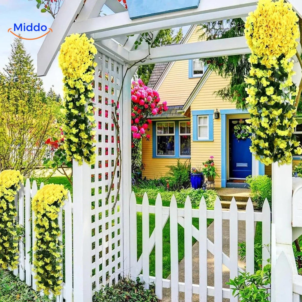Gelbe charmante Orchideen Dekoration an Gartenzaun