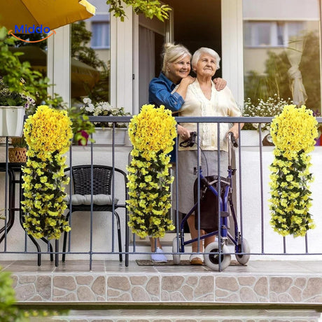 Gelbe charmante Orchideen-Dekoration auf dem Balkon mit Menschen