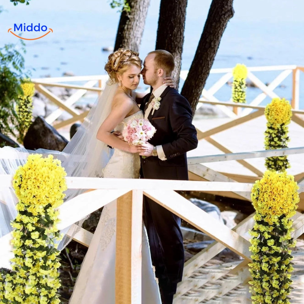 Gelbe charmante Orchideen Dekoration bei einer Hochzeit im Freien