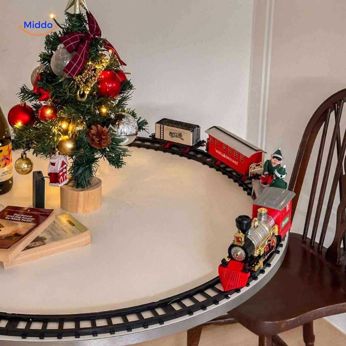 **Weihnachtsbahn Miniatur Weihnachtszug für den Christbaum** Besuchen Sie uns auf www.middo.de Erleben Sie zauberhafte Weihnachten mit unserer liebevoll gestalteten Miniatur Weihnachtsbahn. Diese festliche Eisenbahn umkreist Ihren Weihnachtsbaum und bringt festliche Stimmung in Ihr Zuhause. Jetzt kaufen und die Vorfreude auf Weihnachten steigern!