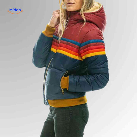 Colorwave Jacke, Retro-Winterjacke mit Farbstreifen. Entdecken Sie die stilvolle Colorwave Jacke, eine Retro-Winterjacke, die durch ihre auffälligen Farbstreifen begeistert. Perfekt für kalte Tage und gleichzeitig ein echtes Mode-Statement.