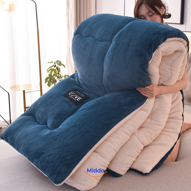 ComfortLux Wolle-Veloursdecken in Dunkelblau gerollt