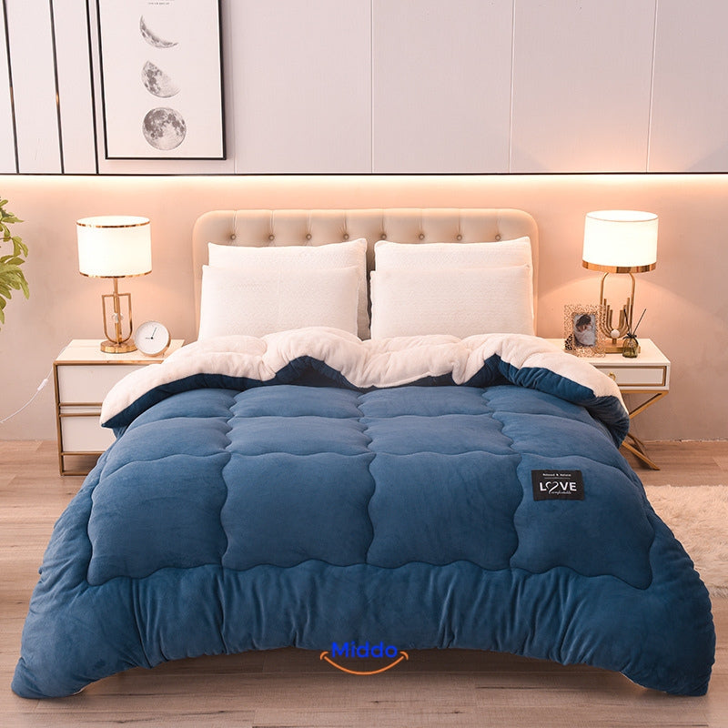 ComfortLux Wolle-Velours Decken in Dunkelblau auf dem Bett