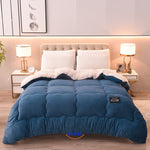 ComfortLux Wolle-Velours Decken in Dunkelblau auf dem Bett