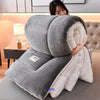 ComfortLux Wollvelours-Decken in Grau gerollt