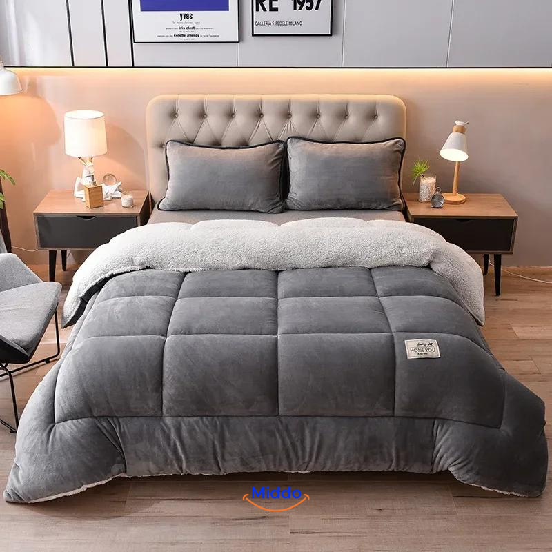 ComfortLux Wolle-Velours-Decken in Grau auf Bett in luxuriösem Schlafzimmer
